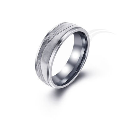 Anillos de boda redondos únicos y modernos grabados con cinta como