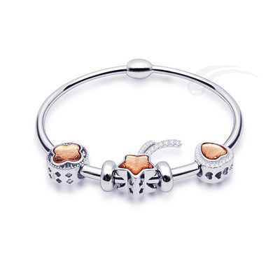 Un brazalete único de Pandora de plata con cuentas de oro de plata esterlina